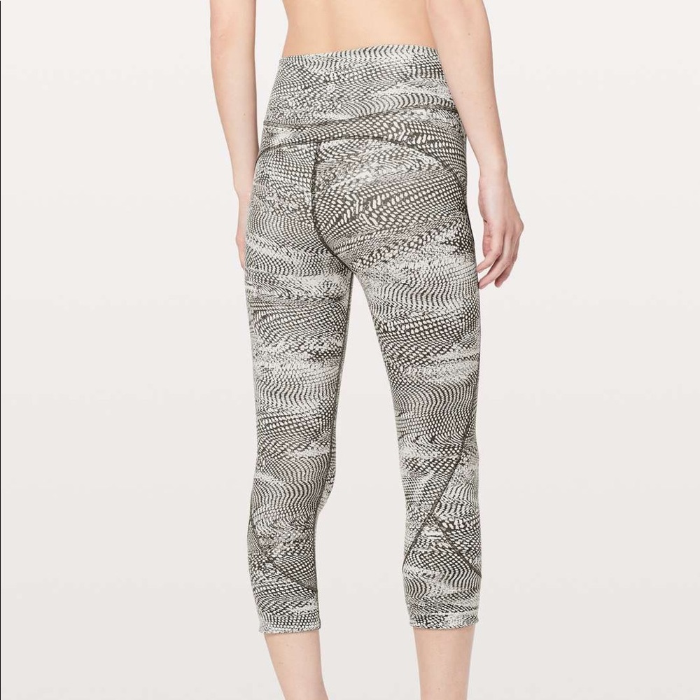 Lululemon In Movement Crop *Everlux 19"